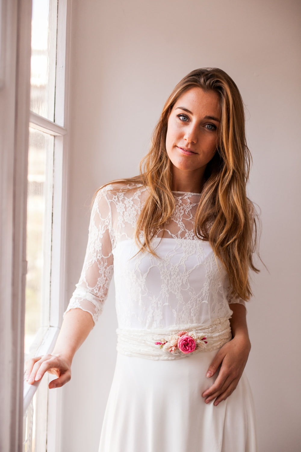 Vestido de novia asimetrico con mangas