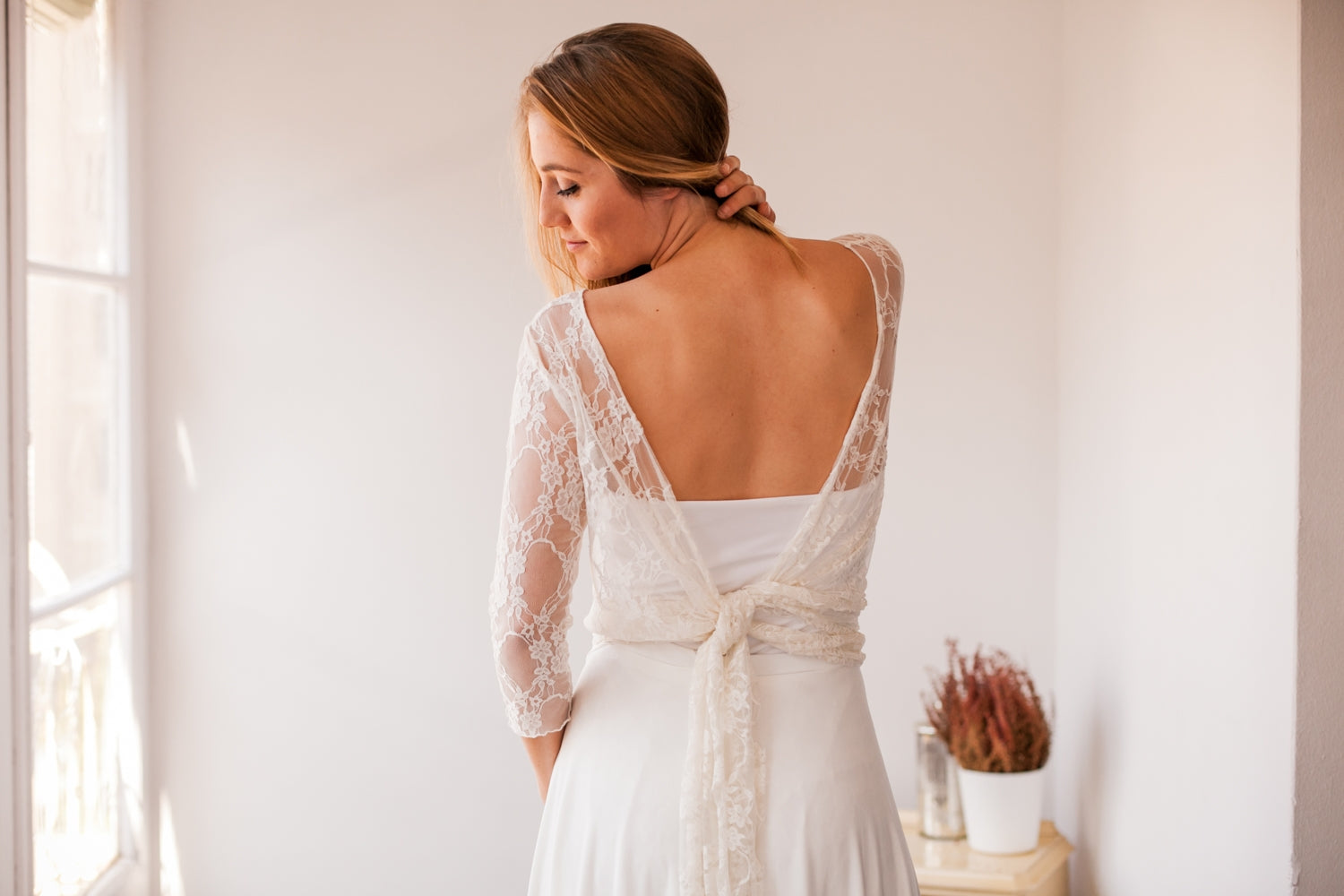 Vestido de novia asimetrico con mangas