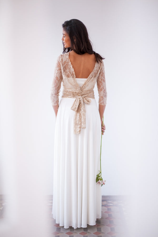 Imagen de la modelo mostrando la espalda del bolero de encaje beige, combinado con la falda de novia