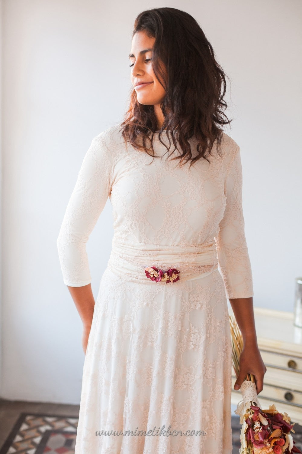 Vestido de novia de encaje rosa cuarzo con manga