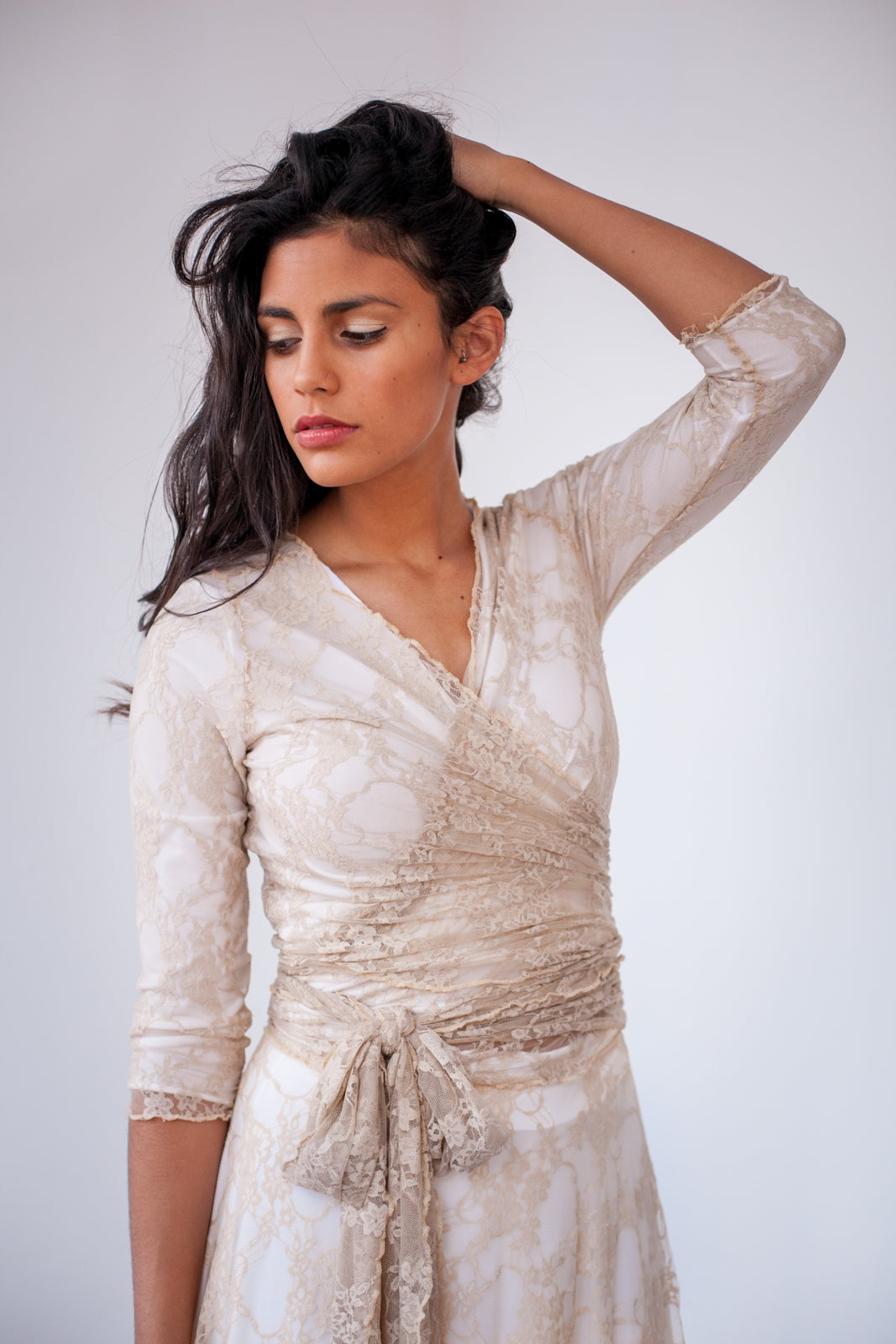 Vestido de encaje dorado con manga tres cuarto