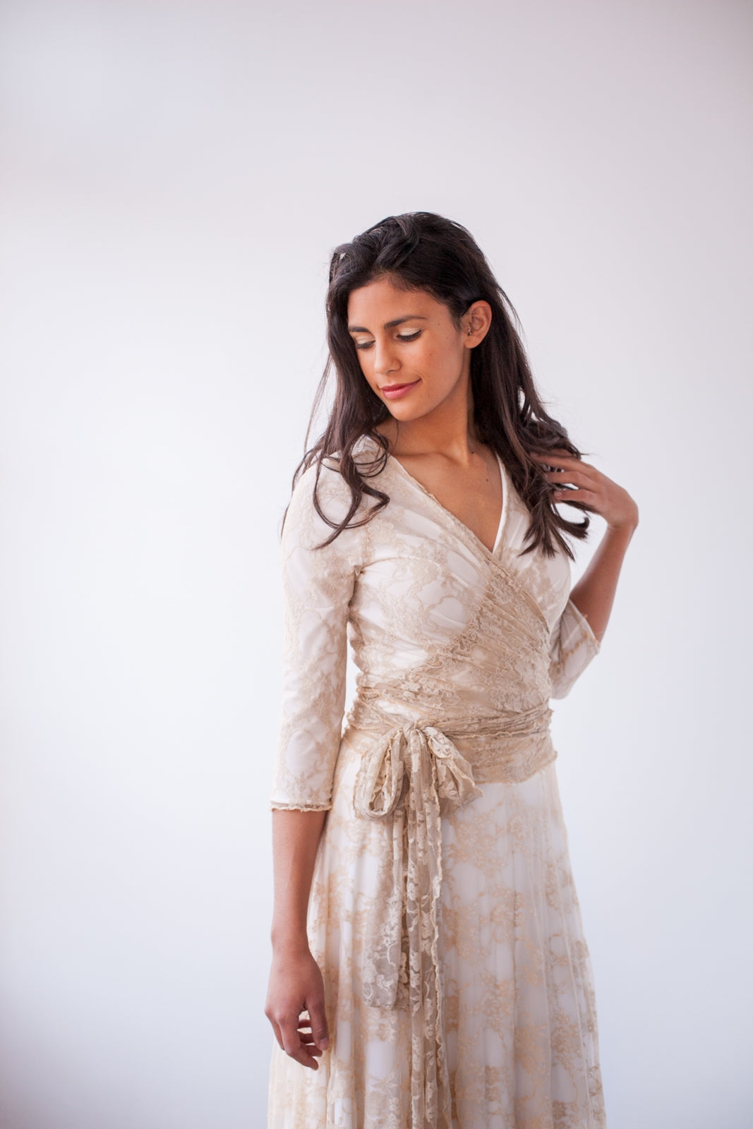 Vestido de encaje dorado con manga tres cuarto