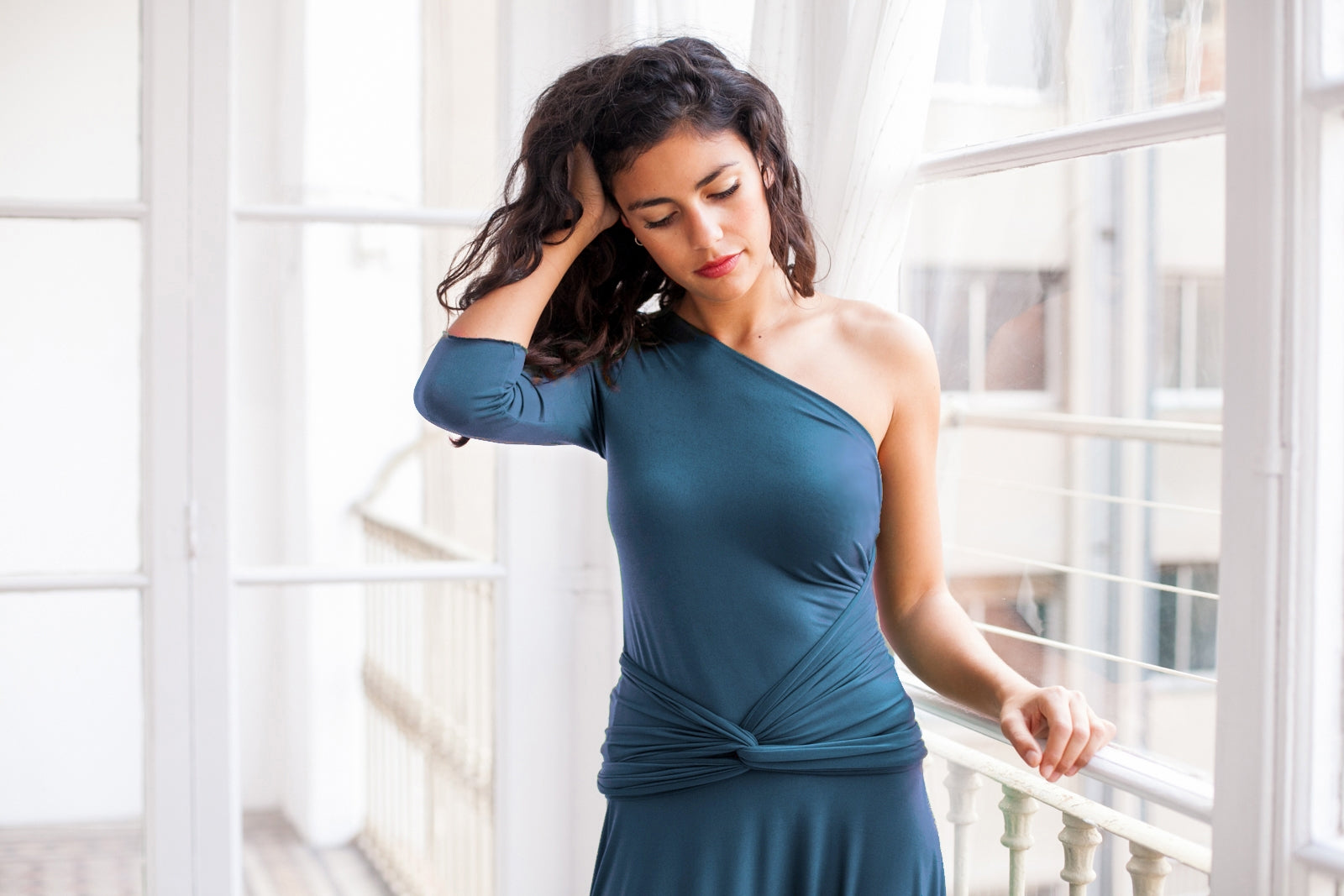 Vestido de noche azul eléctrico manga larga - Frida Essential Corto