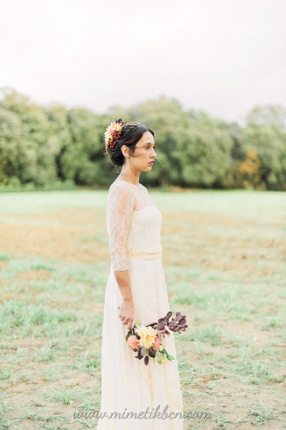 Vestido de novia alternativo de encaje champagne
