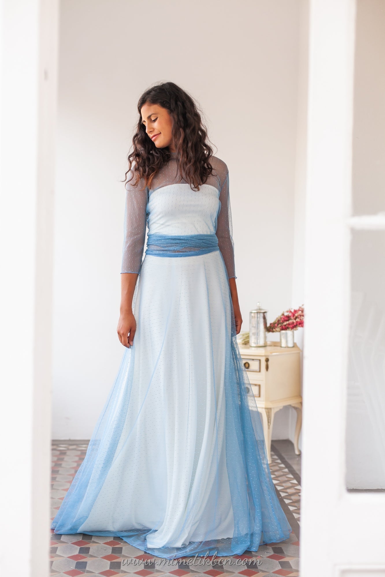 Vestido de novia azul con manga y tul punteado - Frida Bohemian