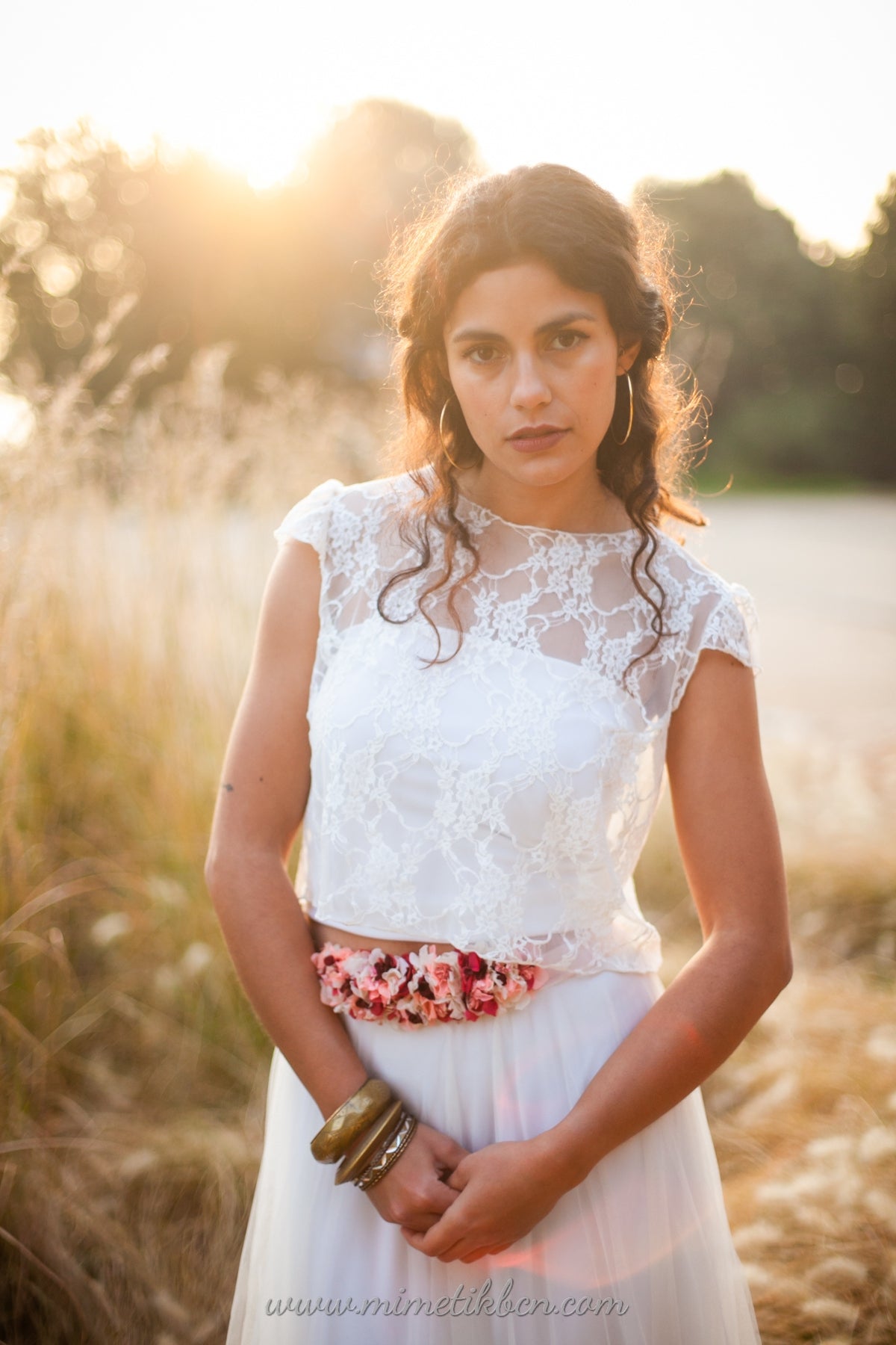 Top de novia de encaje con manga volante