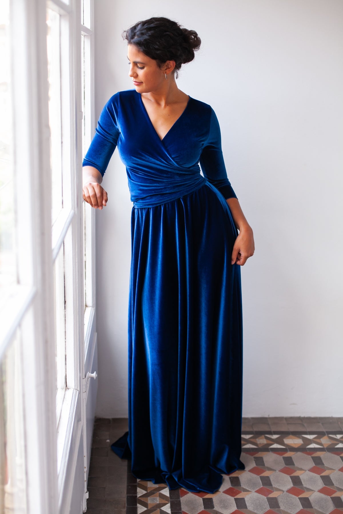 Vestido para invitada largo de terciopelo burdeos con manga - Frida Velvet