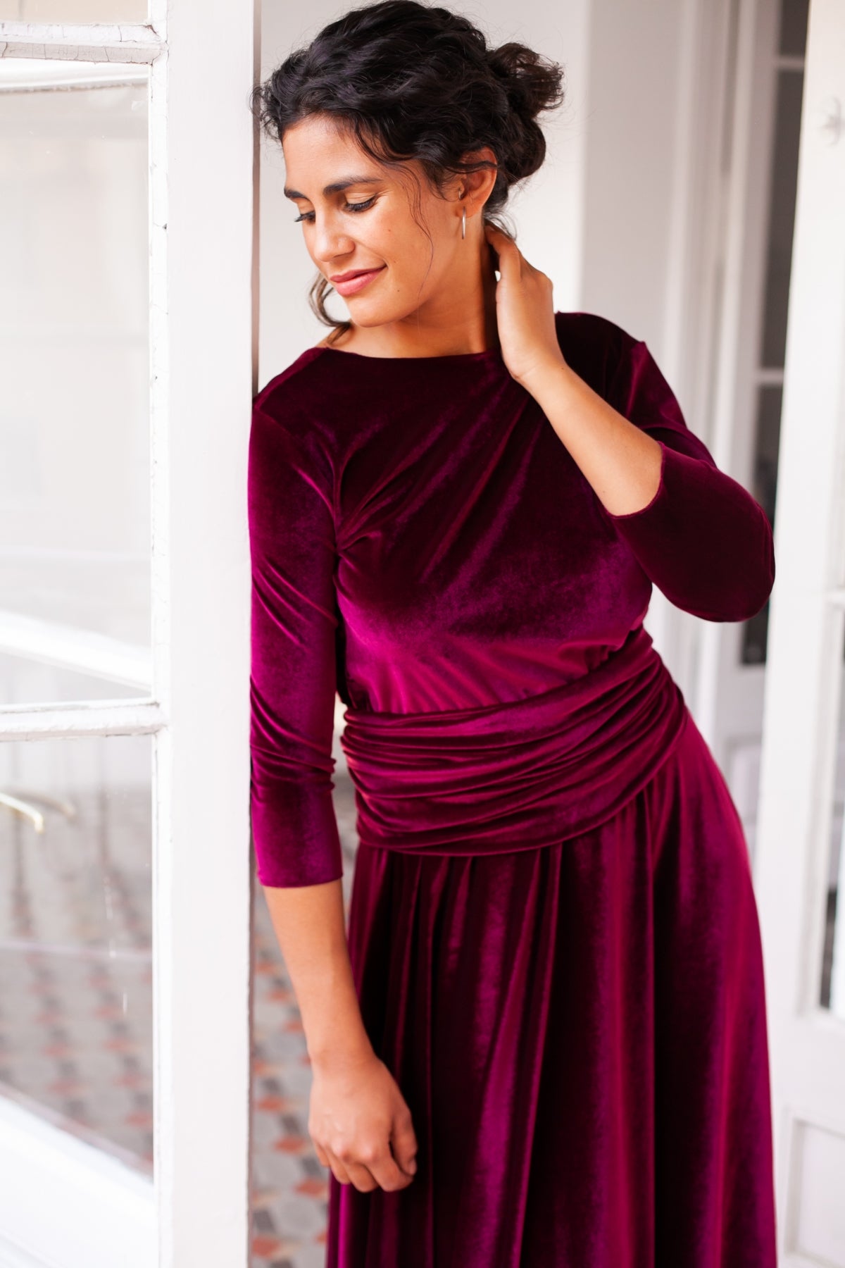 Vestido para invitada largo de terciopelo burdeos con manga - Frida Velvet