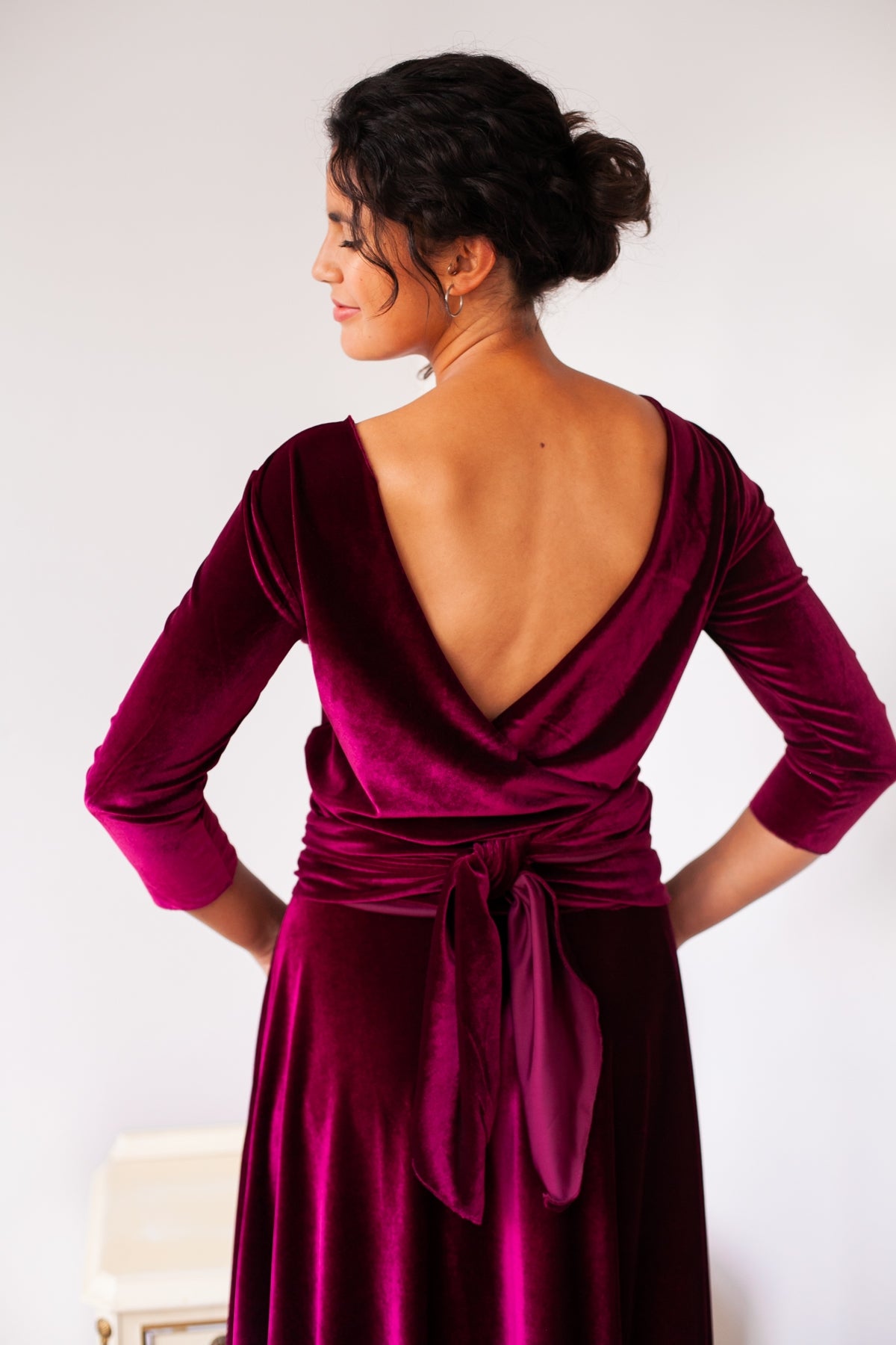 Vestido para invitada largo de terciopelo burdeos con manga - Frida Velvet