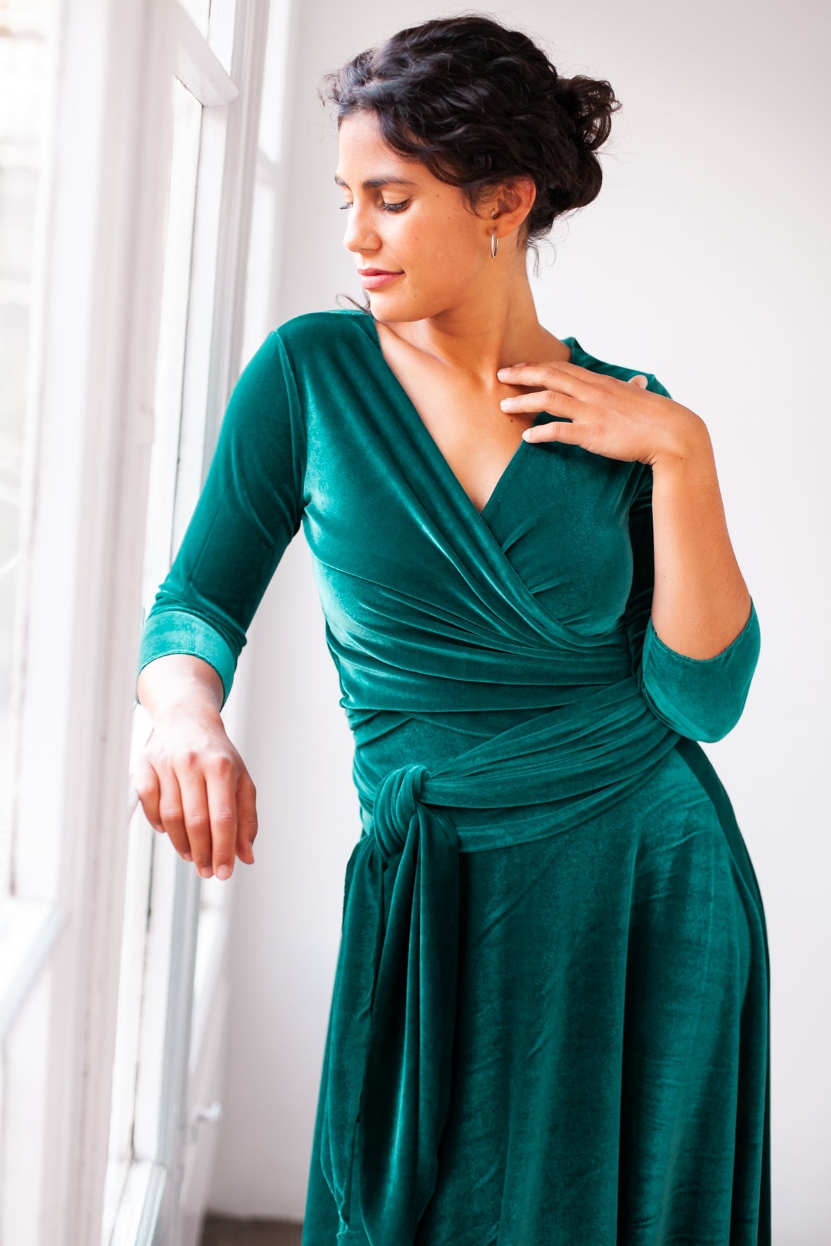 Vestido para invitada largo de terciopelo burdeos con manga - Frida Velvet
