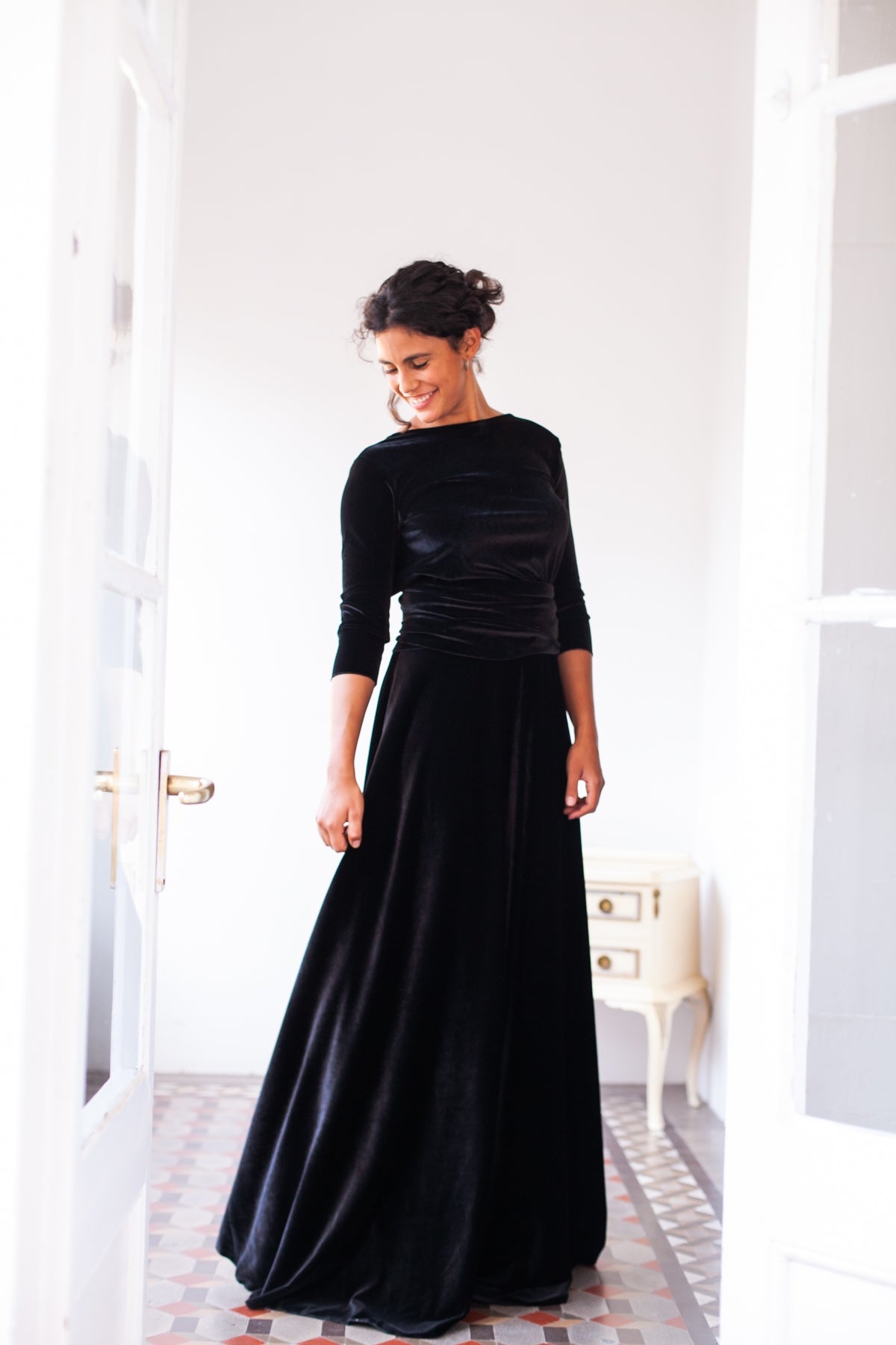 Vestido para invitada largo de terciopelo burdeos con manga - Frida Velvet