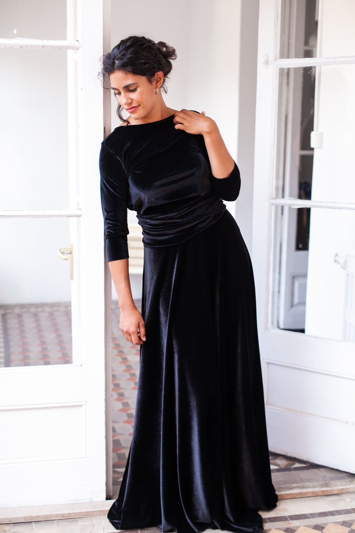 Vestido para invitada largo de terciopelo burdeos con manga - Frida Velvet