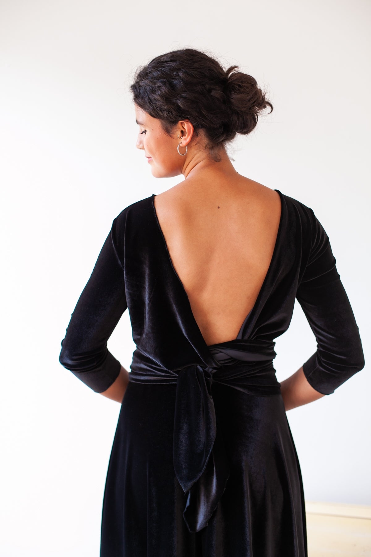 Vestido para invitada largo de terciopelo burdeos con manga - Frida Velvet