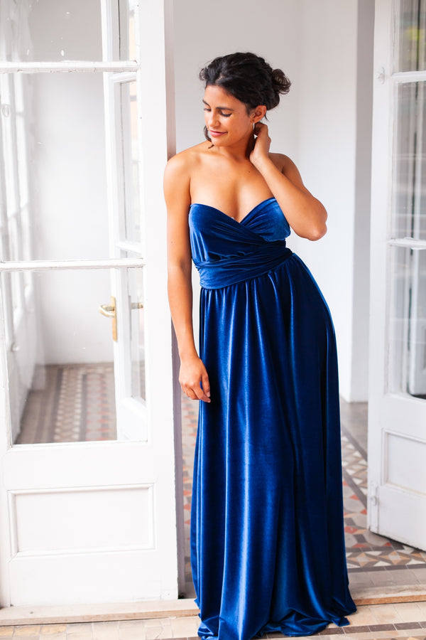 Mujer Elegante En Vestido Formal Del Terciopelo Azul Claro Largo