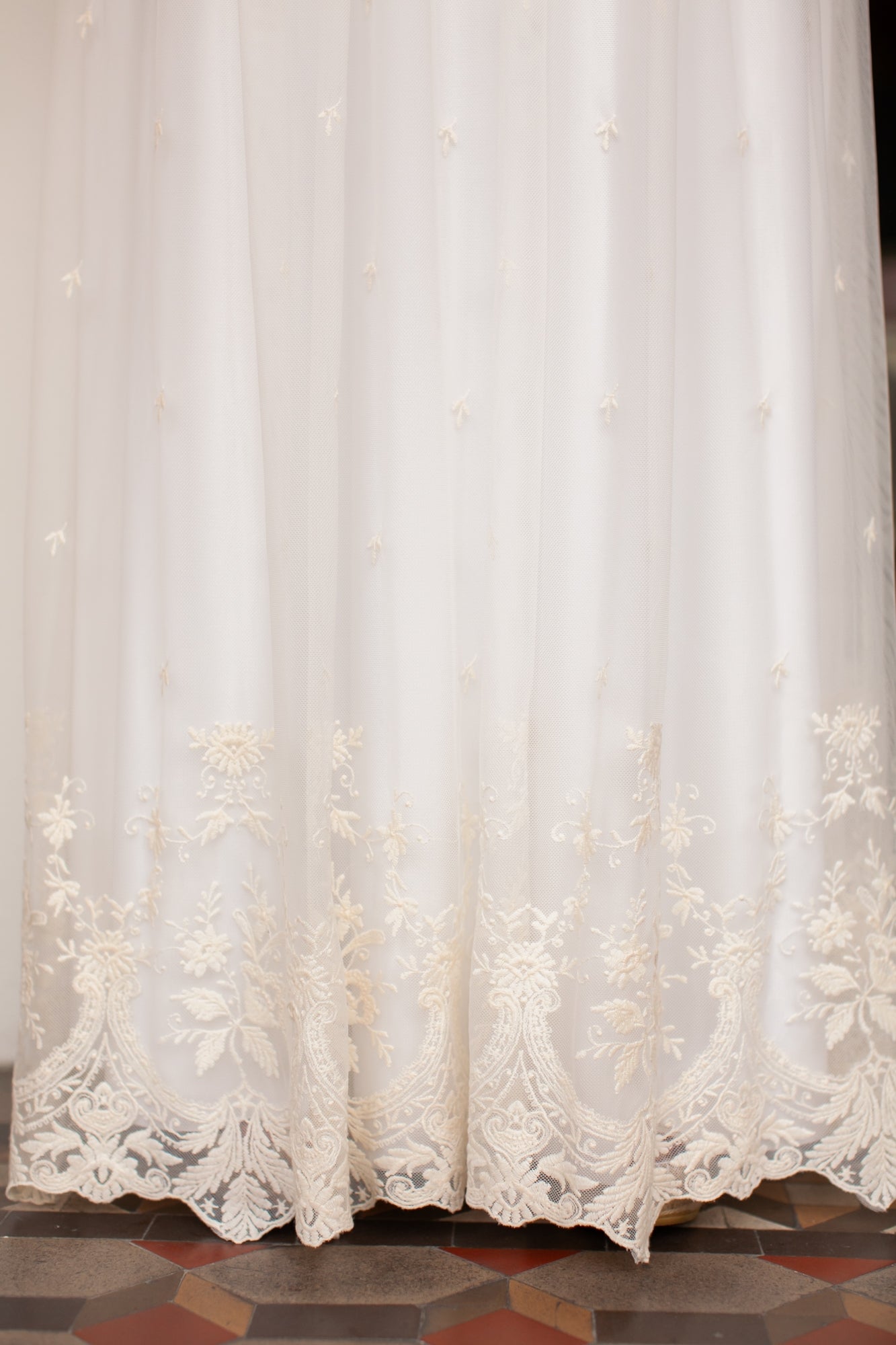 Delicado vestido de novia de tul con manga y falda bordada - Frida Bohemian