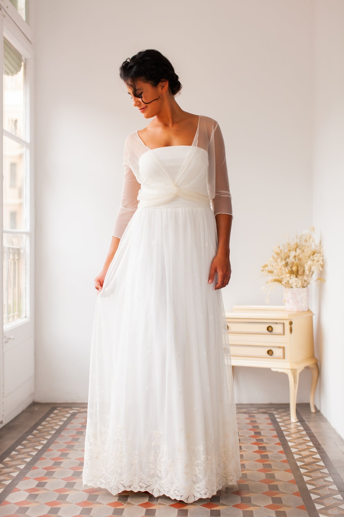 Delicado vestido de novia de tul con manga y falda bordada - Frida Bohemian