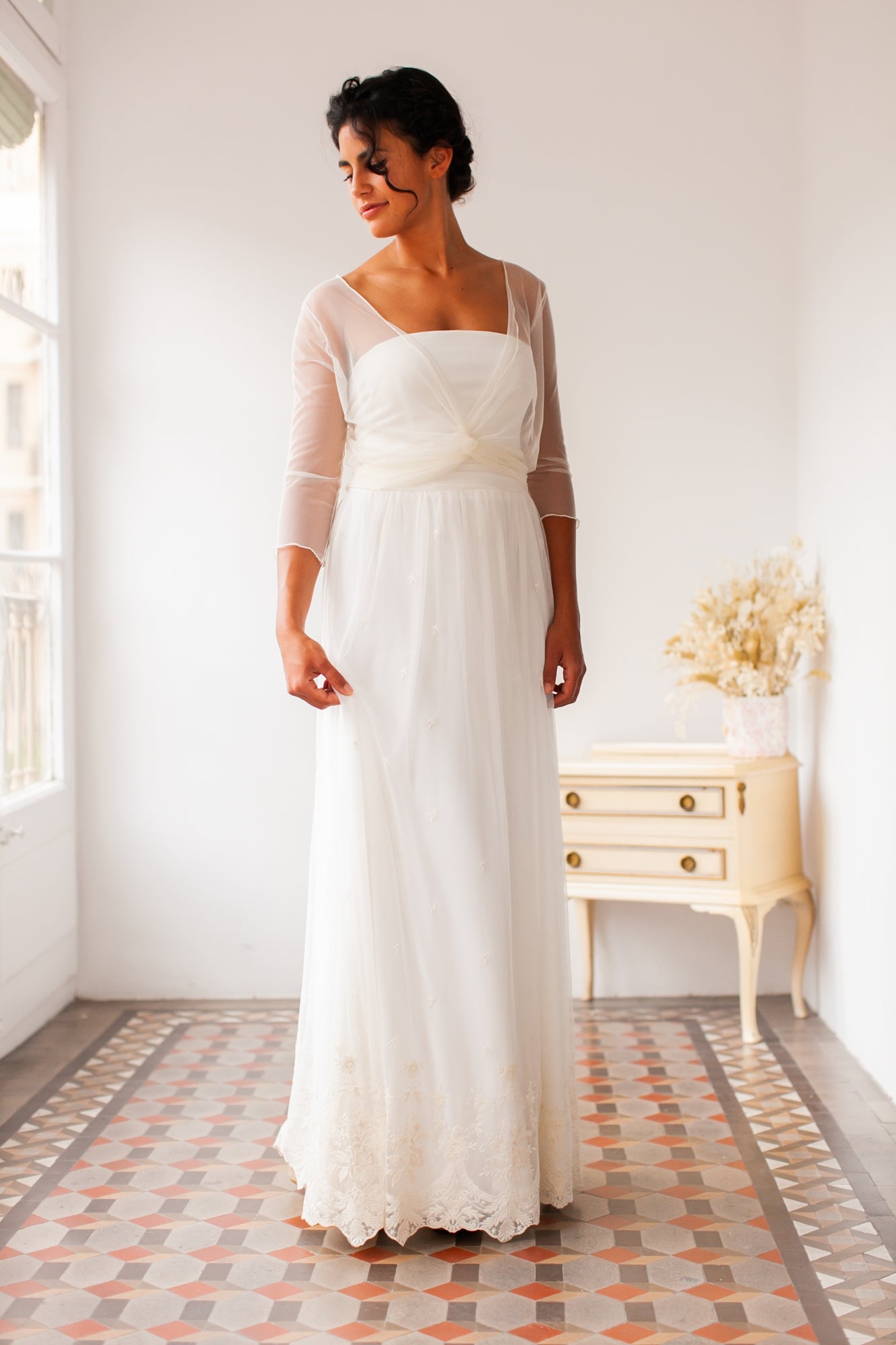 Delicado vestido de novia de tul con manga y falda bordada - Frida Bohemian